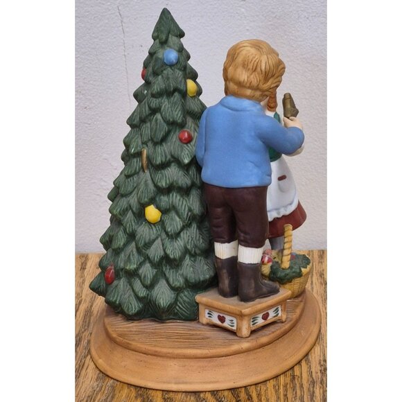 Christmas 1982 Avon Collectible Plate & Figurine Set With 22K Gold Trim - Picture 10 of 13